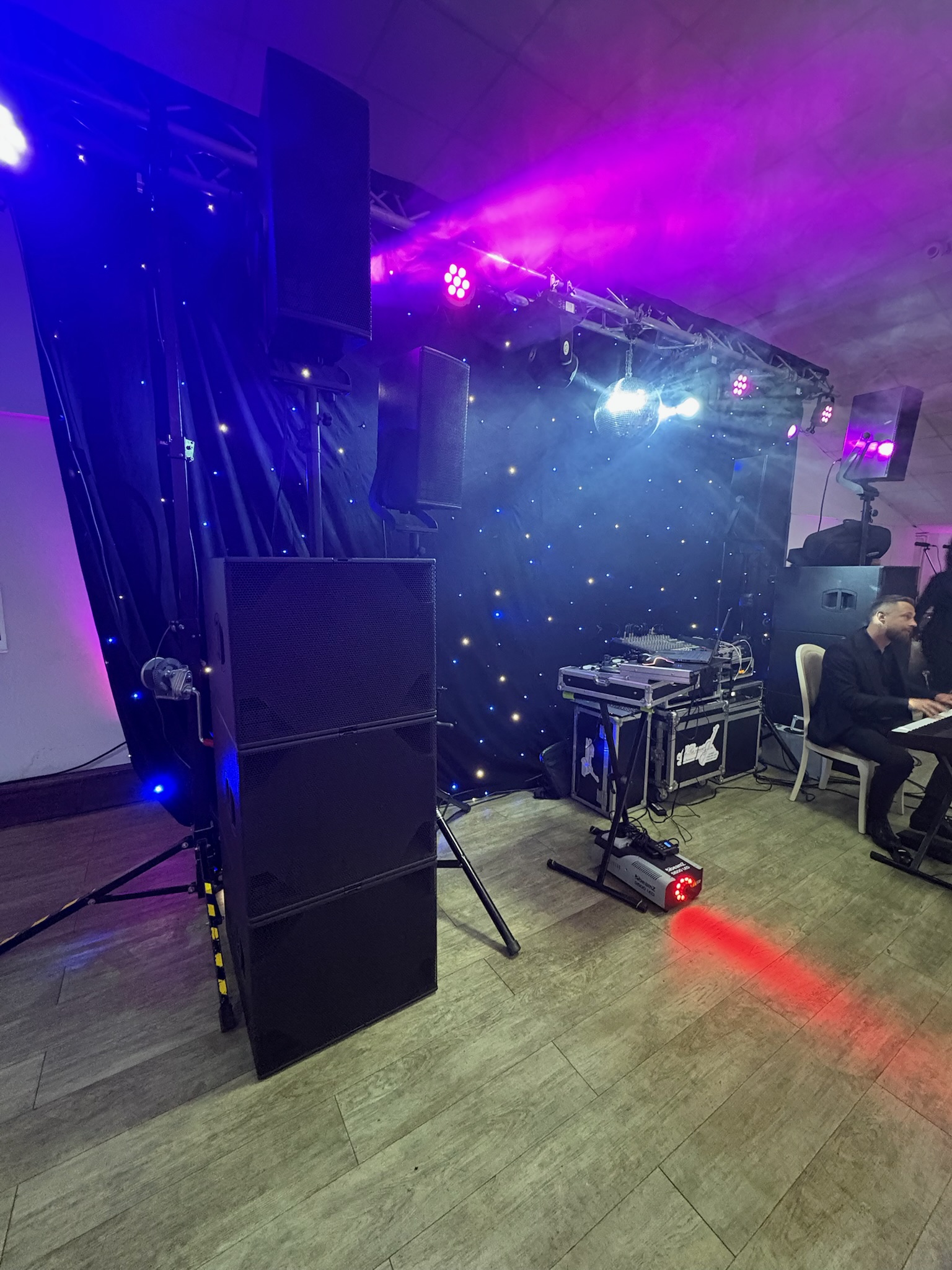 Pachet Complet Evenimente: DJ Profesionist, Sonorizare & Lumini